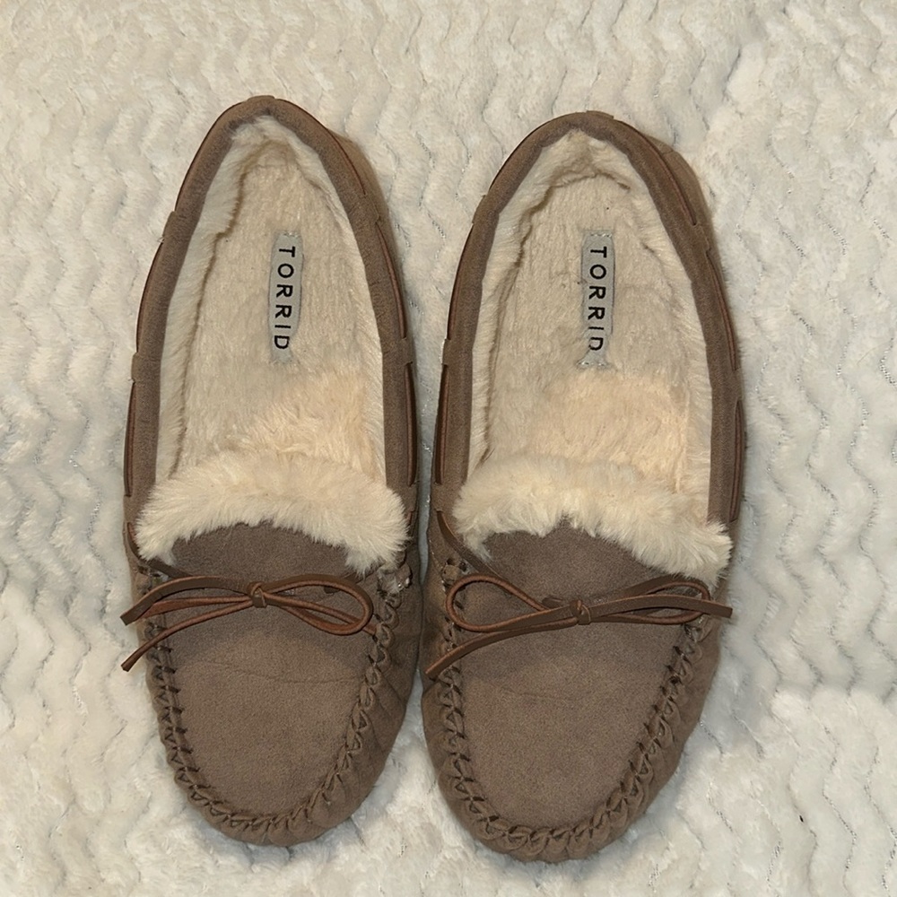 Size 10W Torrid Women’s faux fur-lined Taupe Slippers (Like New!)